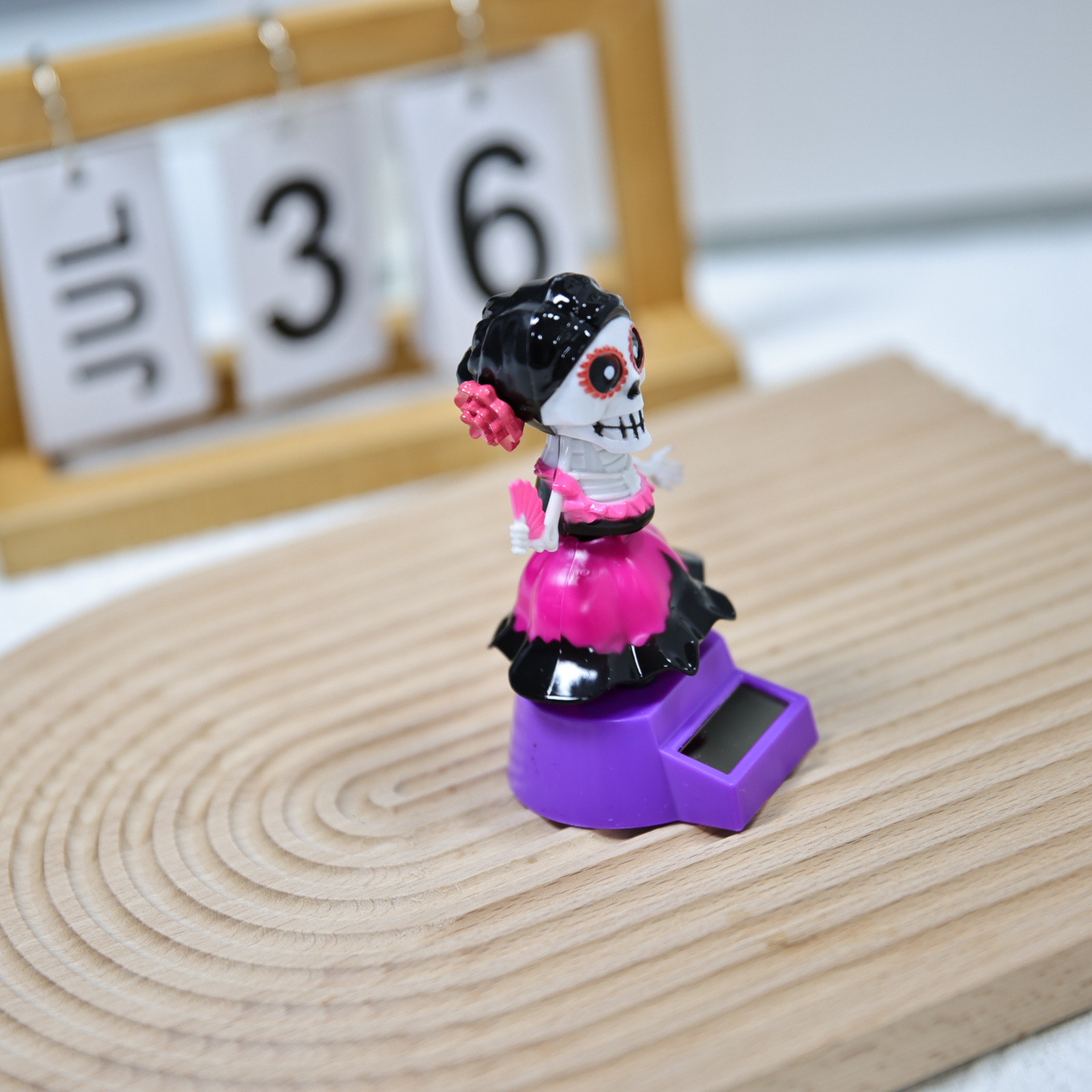 New Halloween car female version skull solar figment, Ghost Festival shaking head doll gift, ABS material manufacturer pic 9