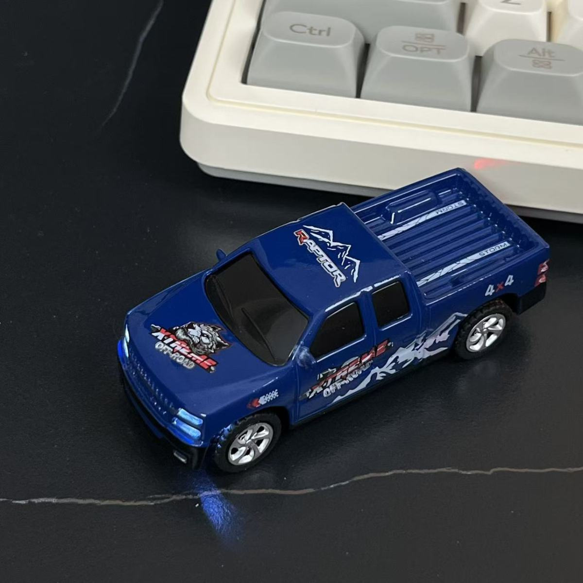 新款迷你合金遥控车玩具2.4G灯光可调速仿真模型小比例1:64合金车详情4