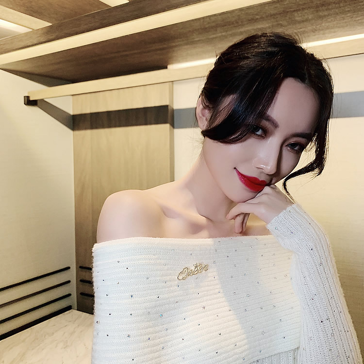 High-end letter Queen, high-end brooch, cute and trendy personality pin, high-end anti-exposure buckle, secure clothes and accessories pic 4