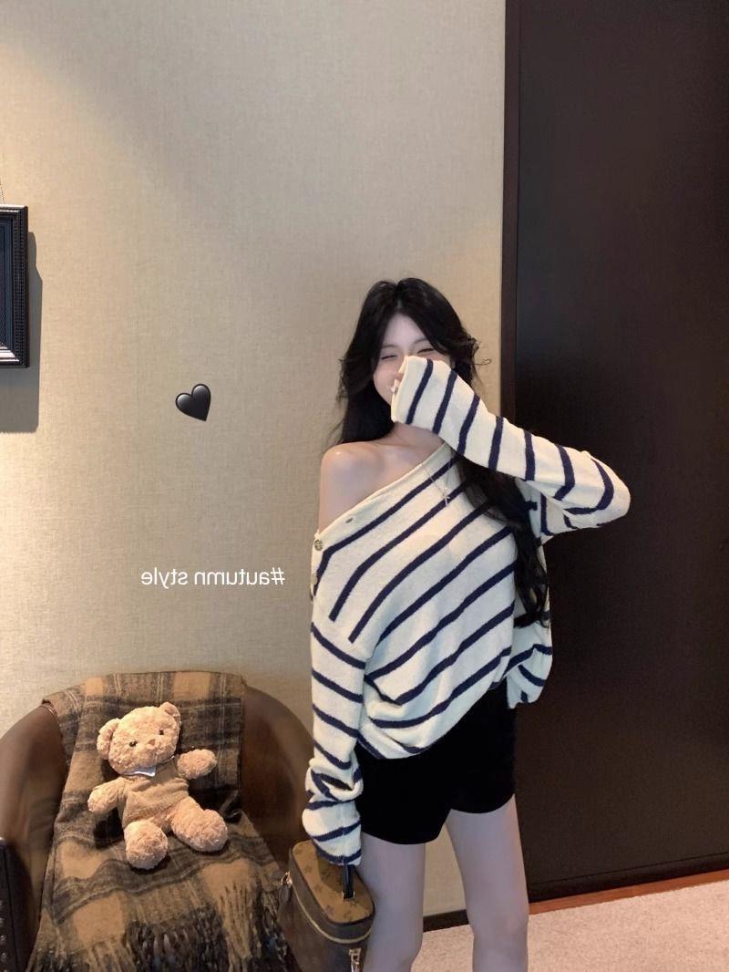 条纹软糯毛衣女秋冬美式y2k斜肩上衣慵懒宽松加厚露肩针织衫外套详情13