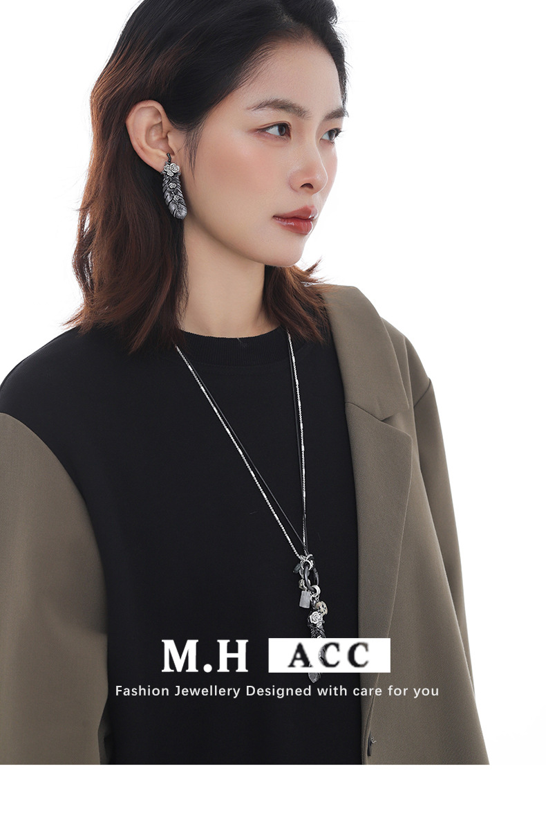 The Dark Feather necklace is a long, original design for women with a versatile commuting style. It is a light luxury, niche, and unique sweet and cool sweater chain pic 3