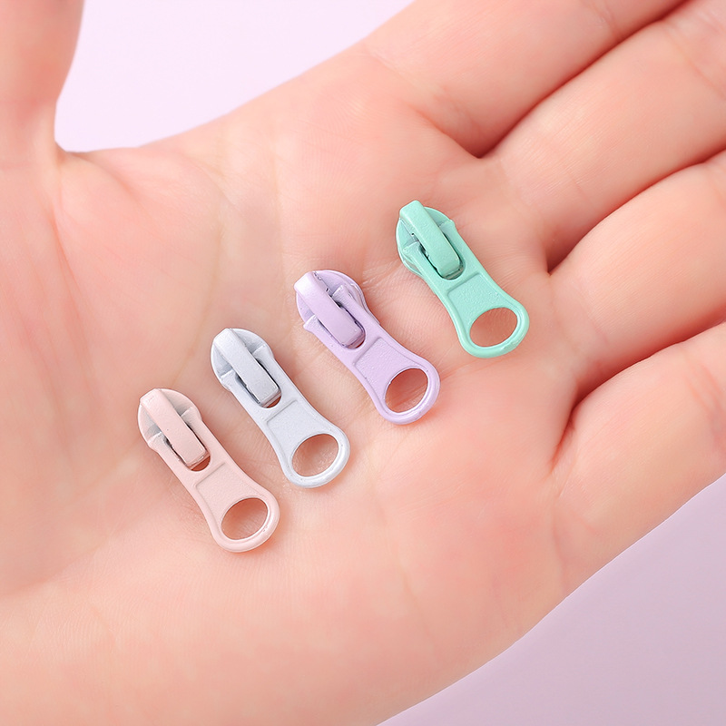 3号尼龙拉链头 自锁彩色下拉片尼龙正齿拉链头 黑白彩色现货拉头详情5