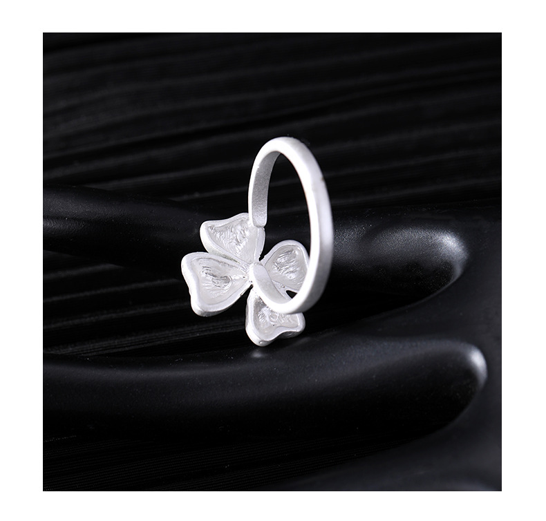 The four-leaf flower ring for women exudes a sense of light luxury and sophistication. It features an original design and personality, is fashionable and versatile, and can be adjusted as an index finger ring pic 11