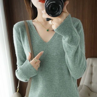 A hooded sweatshirt for women in Spring and Autumn 2025, a new style of hooded sweatshirt as a base layer, paired with a knitted sweater, a casual large-sized hooded sweater for women pic 5