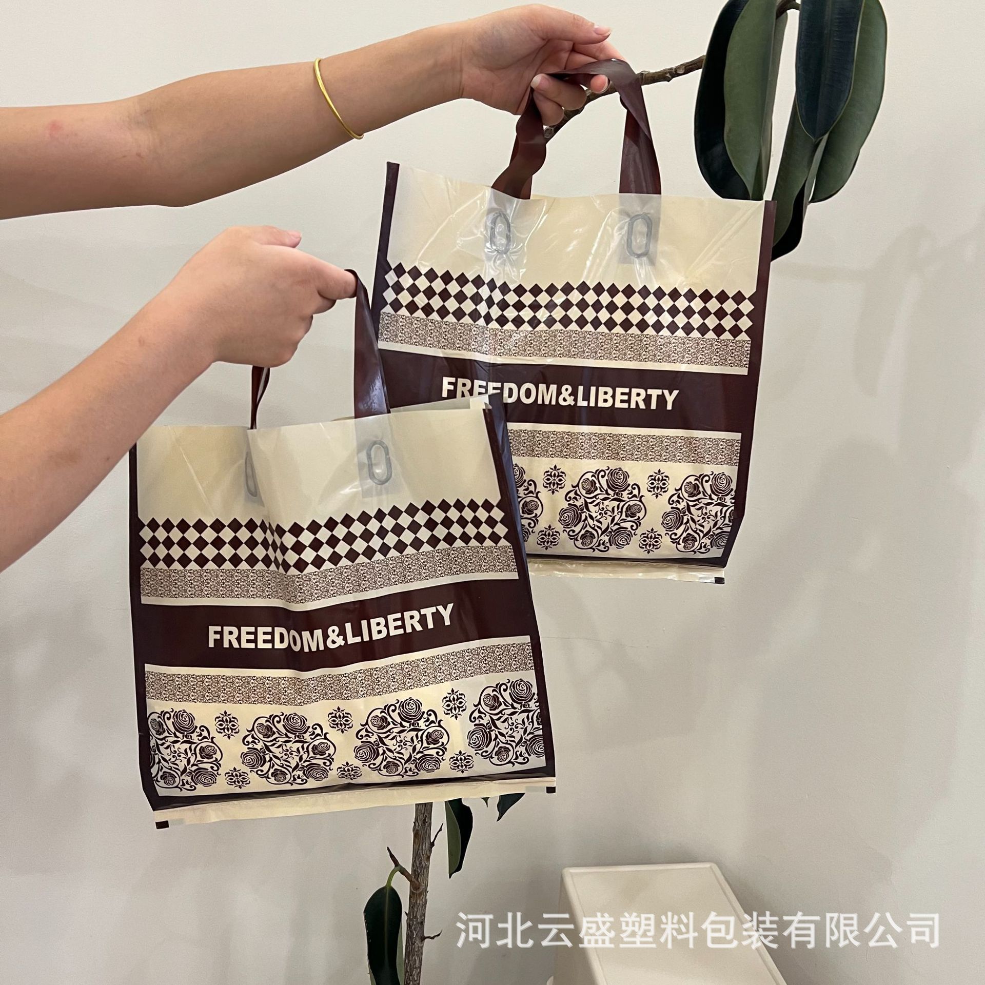 跨境服装手提袋印logo时尚印花加厚商场服装店塑料手提袋子定制详情13