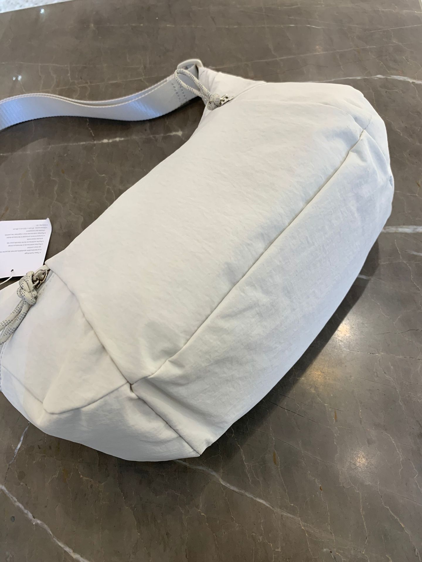 lululemon包大容量休闲百搭13L牛角包月牙包小众女士单肩斜挎包详情43