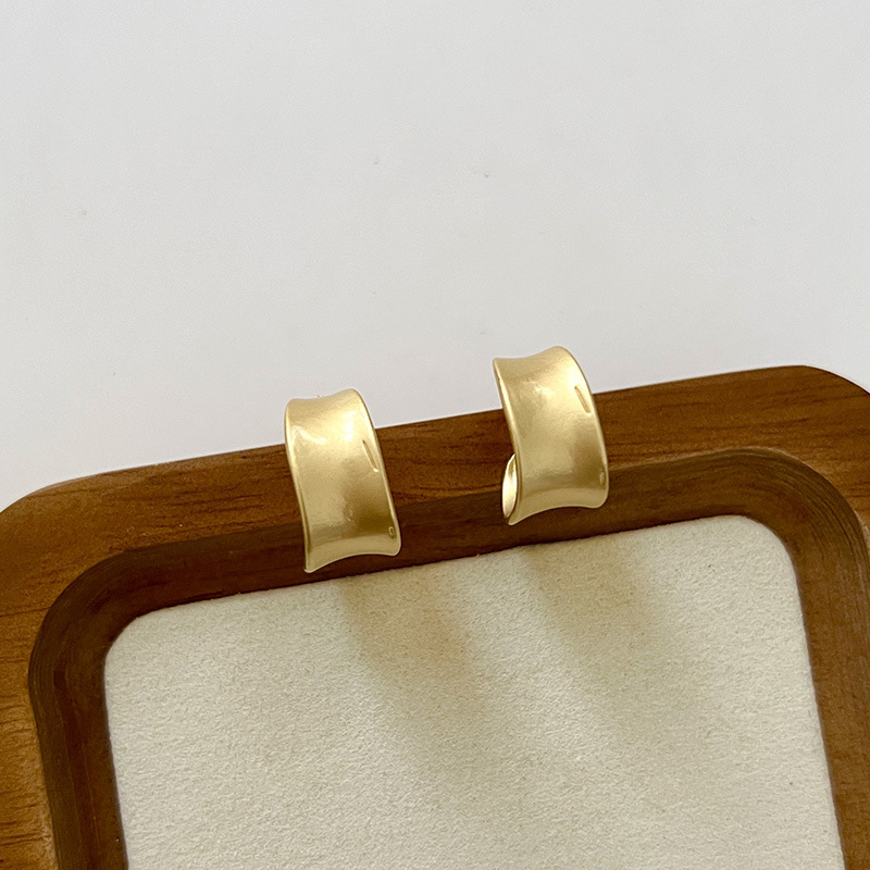 European and American simple and cold style, exquisite matte and frosted C-shaped wide surface, high-end, elegant and individual, irregular stud earrings pic 1