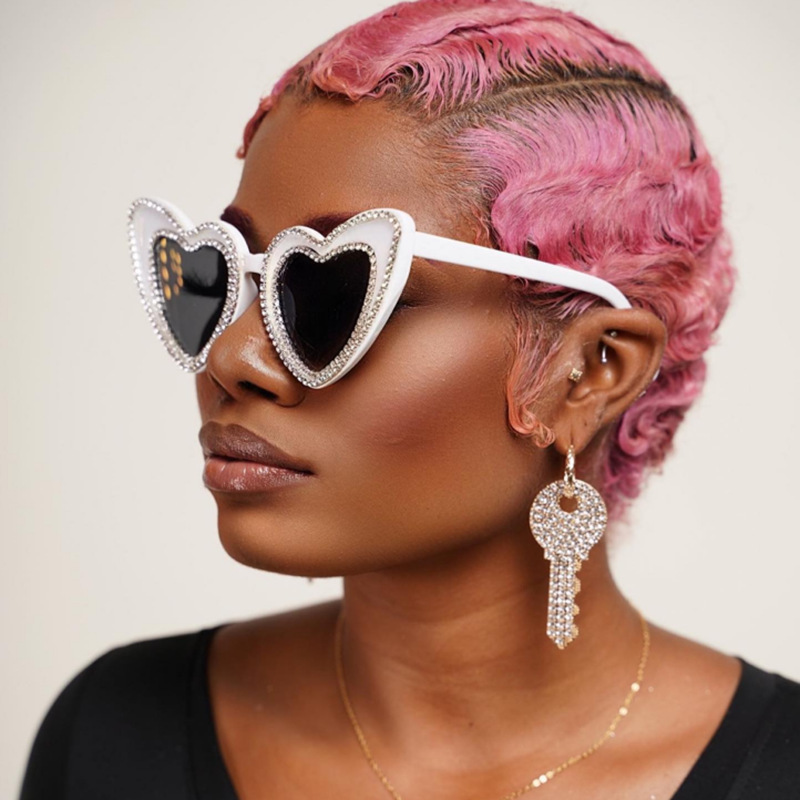 2024新款欧美爱心镶钻太阳镜桃心可爱素颜街拍墨镜跨境潮眼镜批发详情2