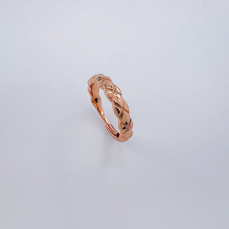 柏伶饰品新款小香风菱格戒指纹经典戒指窄版镶钻光面情侣对戒批发详情6