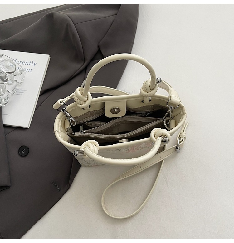 手拎新国潮式刺绣包包女2025春夏新款国风绣花时尚水桶包百搭斜挎包详情8