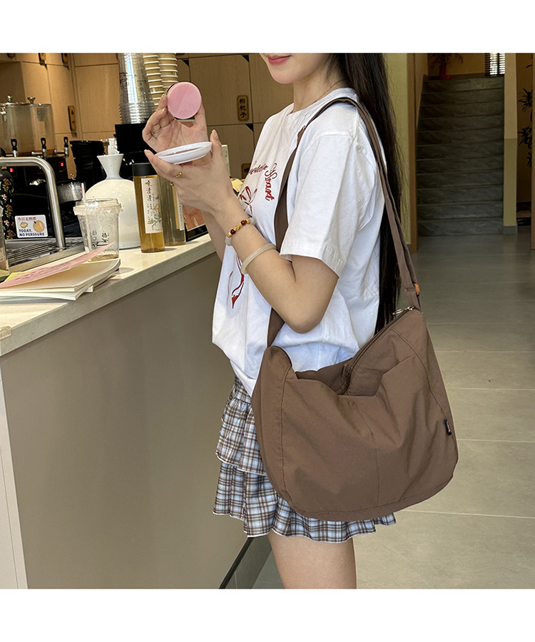 新潮斜挎邮差包日系休闲尼龙单肩托特包男女设计感小众通勤斜挎包详情13