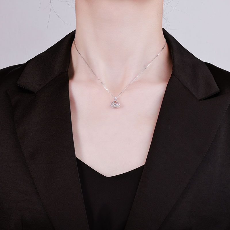 The S925 all-silver small cluster necklace design is a versatile birthday gift necklace with a light luxury style and a short design pic 9