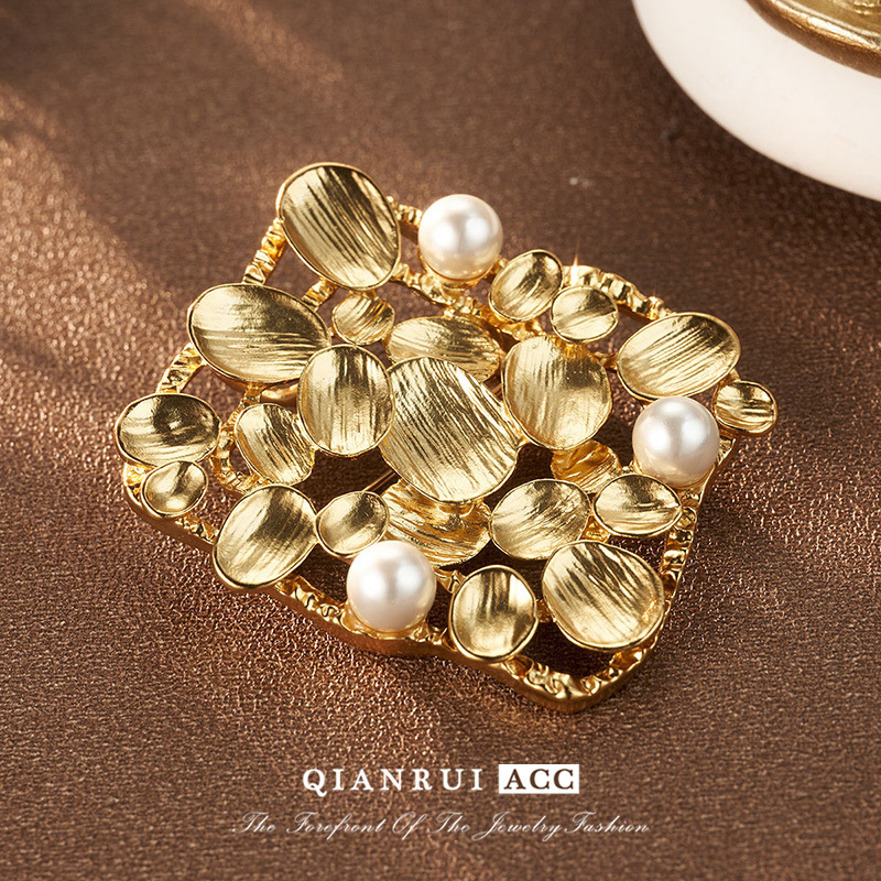 Wholesale of retro high-end gold niche design brooches, heavy industry light luxury fashion Vintage accessories pic 23