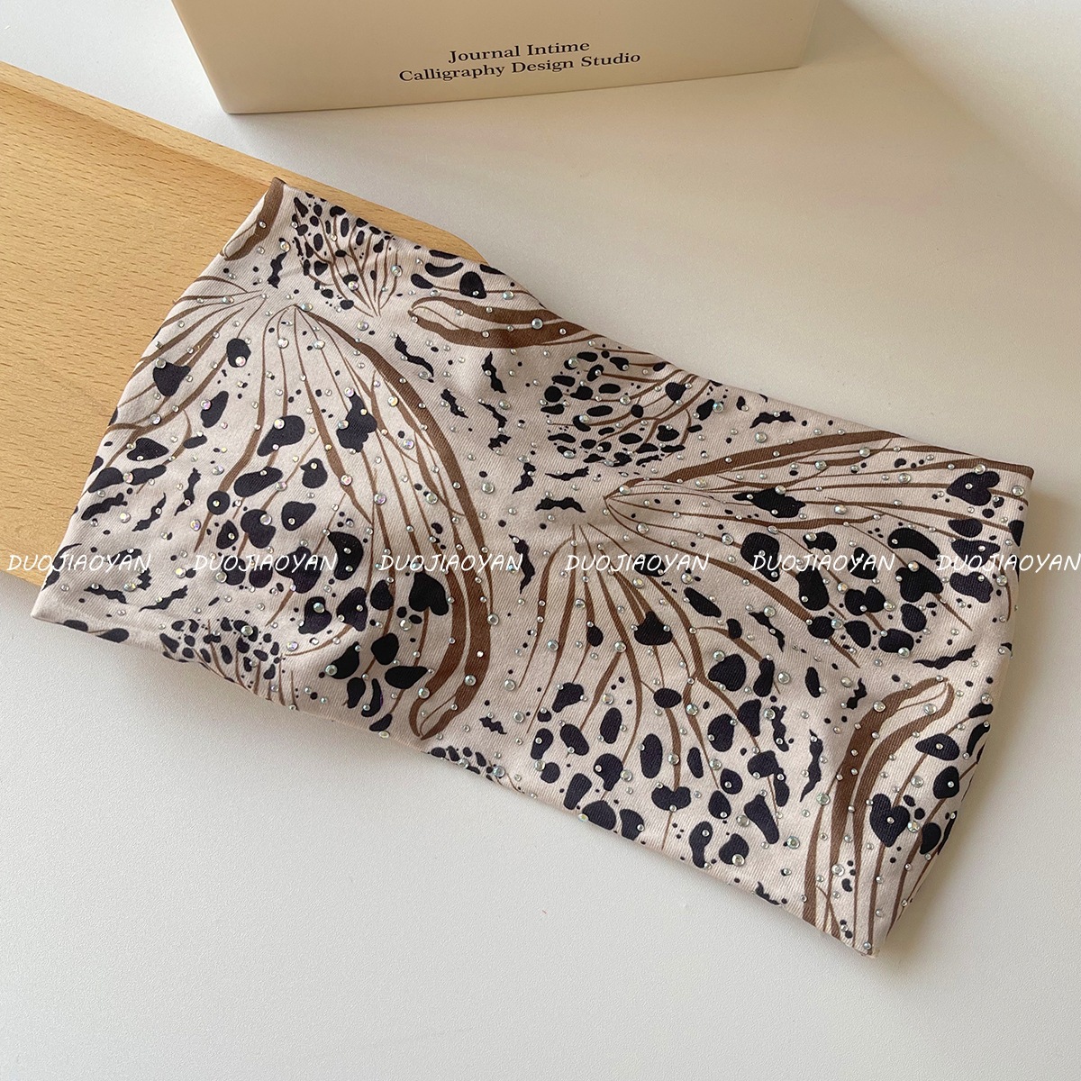 The new leopard print hot diamond hair band is a fashionable and hot girl. The wide-edge knotted elastic hair band is a sports sweat-absorbing headscarf for women pic 15