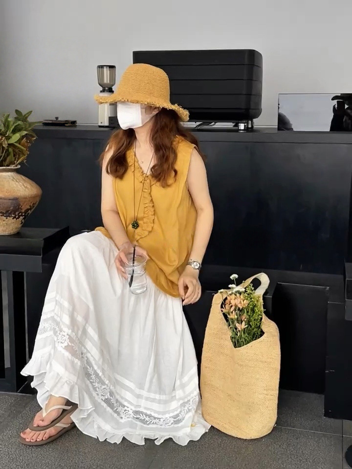 A white lace patchwork mid-length dress for women in Spring/Summer 2025, with a unique design sense and a fairy cake dress pic 2