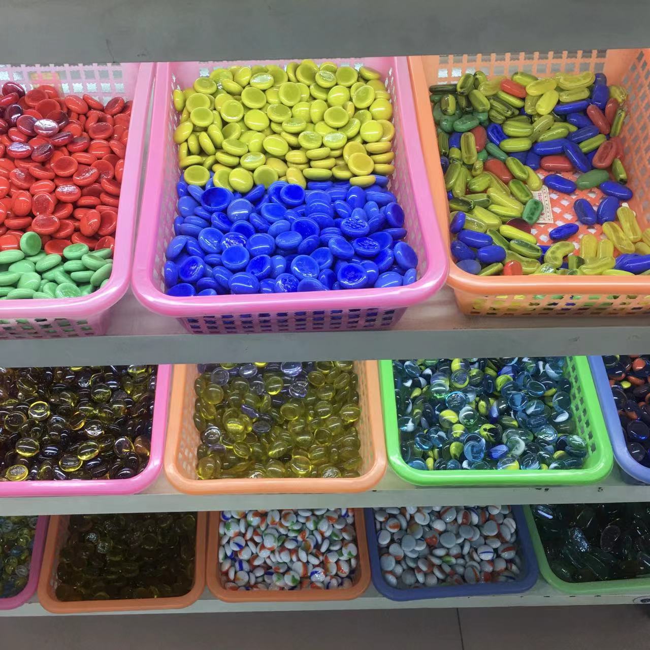 Factory direct supply of porcelain-colored glass flat beads, black and white Go stones, flower center decorative beads, glass handicrafts wholesale, glass beads supply pic 6