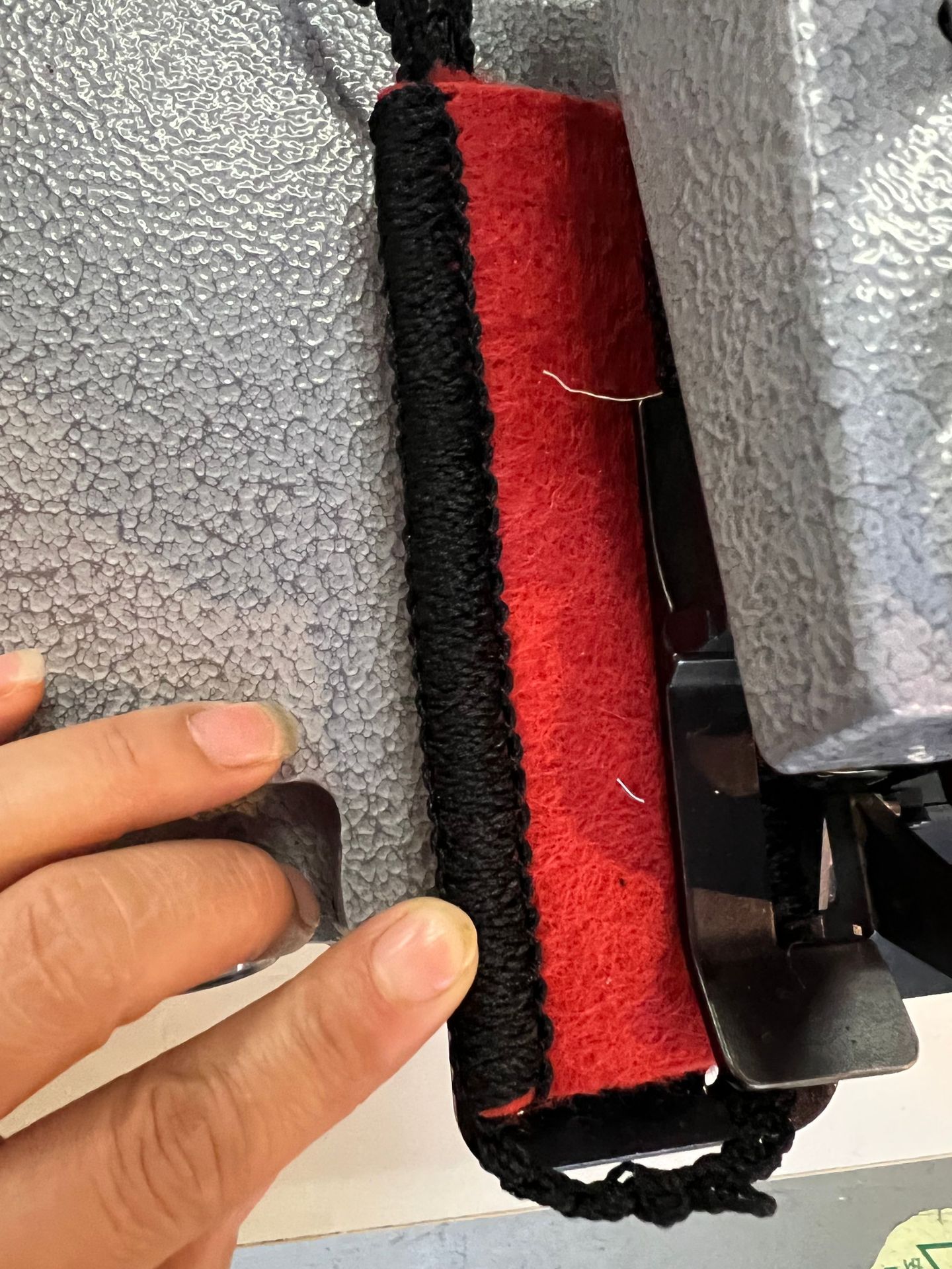 Carpet edge locking machine, thick carpet edge wrapping and overprinting machine, high-speed car floor mat with cutting knife sewing machine pic 4