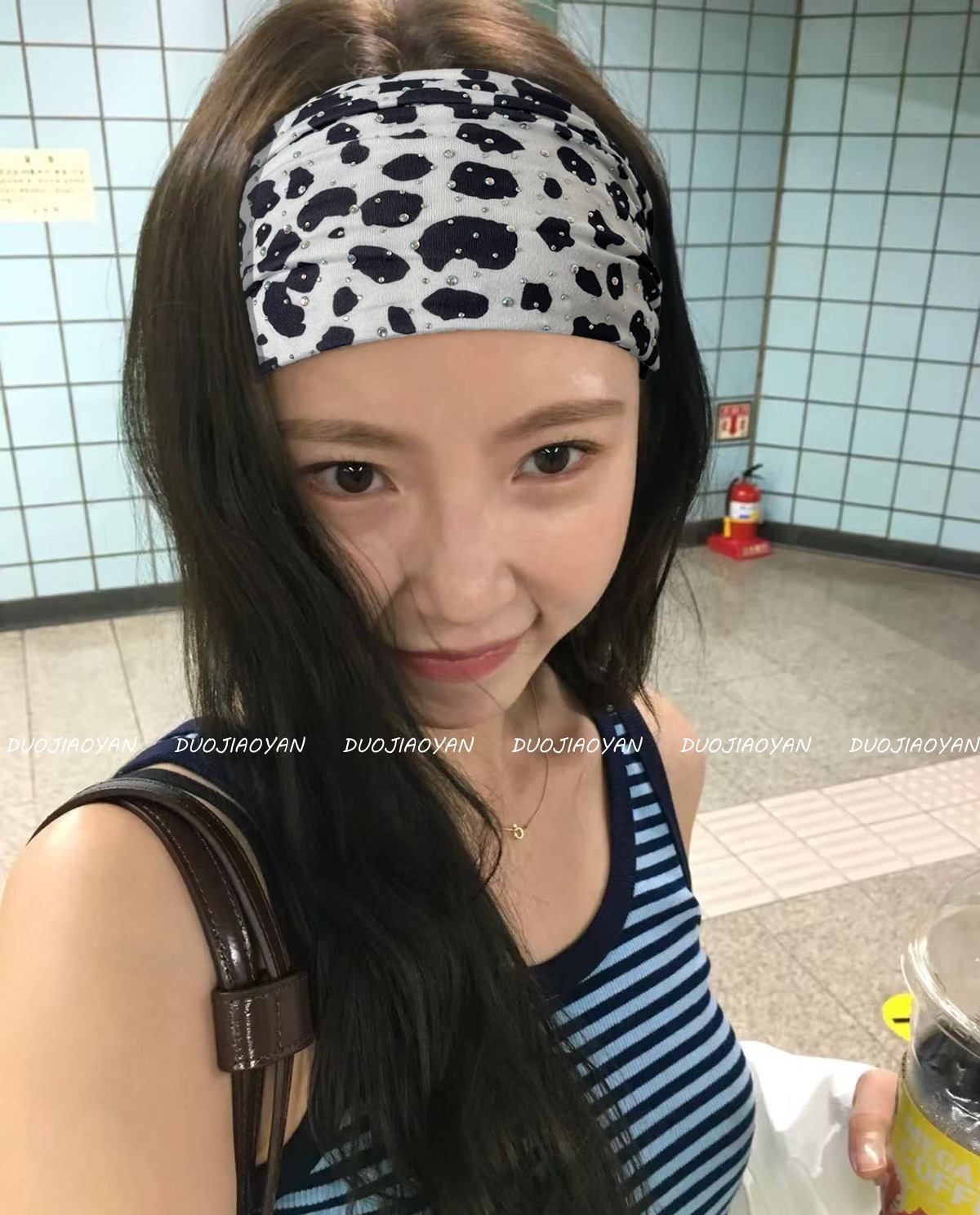 The new leopard print hot diamond hair band is a fashionable and hot girl. The wide-edge knotted elastic hair band is a sports sweat-absorbing headscarf for women pic 9