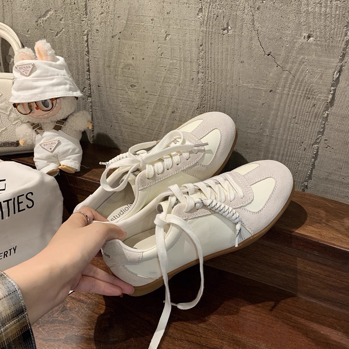 葡萄妈同款系带拼色圆头百搭舒适休闲真皮板鞋增高德训鞋女小白鞋详情1