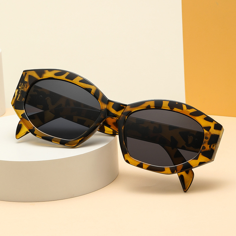 Retro triumph snow sunglasses for women, a new type of high-end oval angular sunglasses for sun protection and shading pic 22