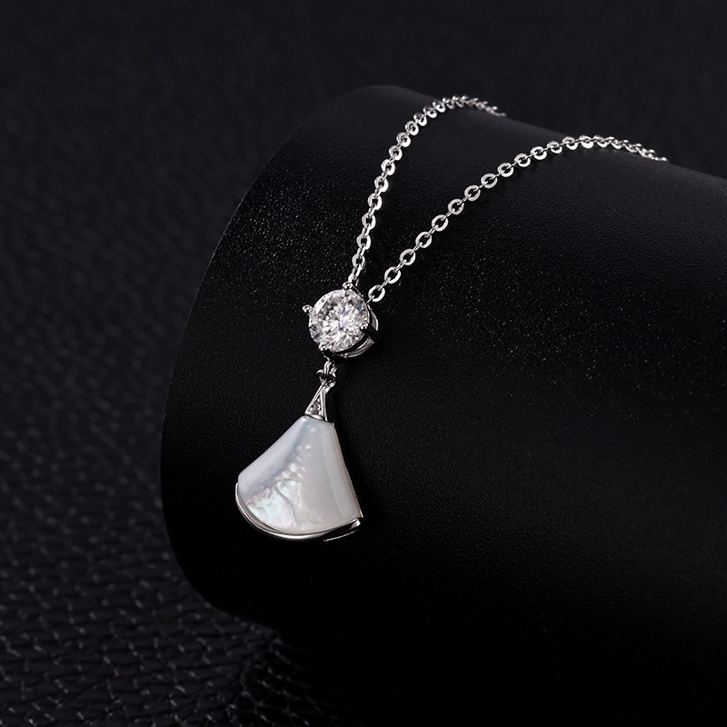 Zhuoheng Select s925 sterling silver fan-shaped moissanite necklace, high-end design sense, fashionable pendant, simple and niche collarbone pic 2