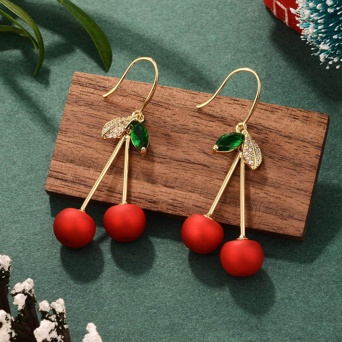 欧美ins樱桃耳环圣诞节设计感镶锆石绿色新年高级感复古甜美耳饰详情24