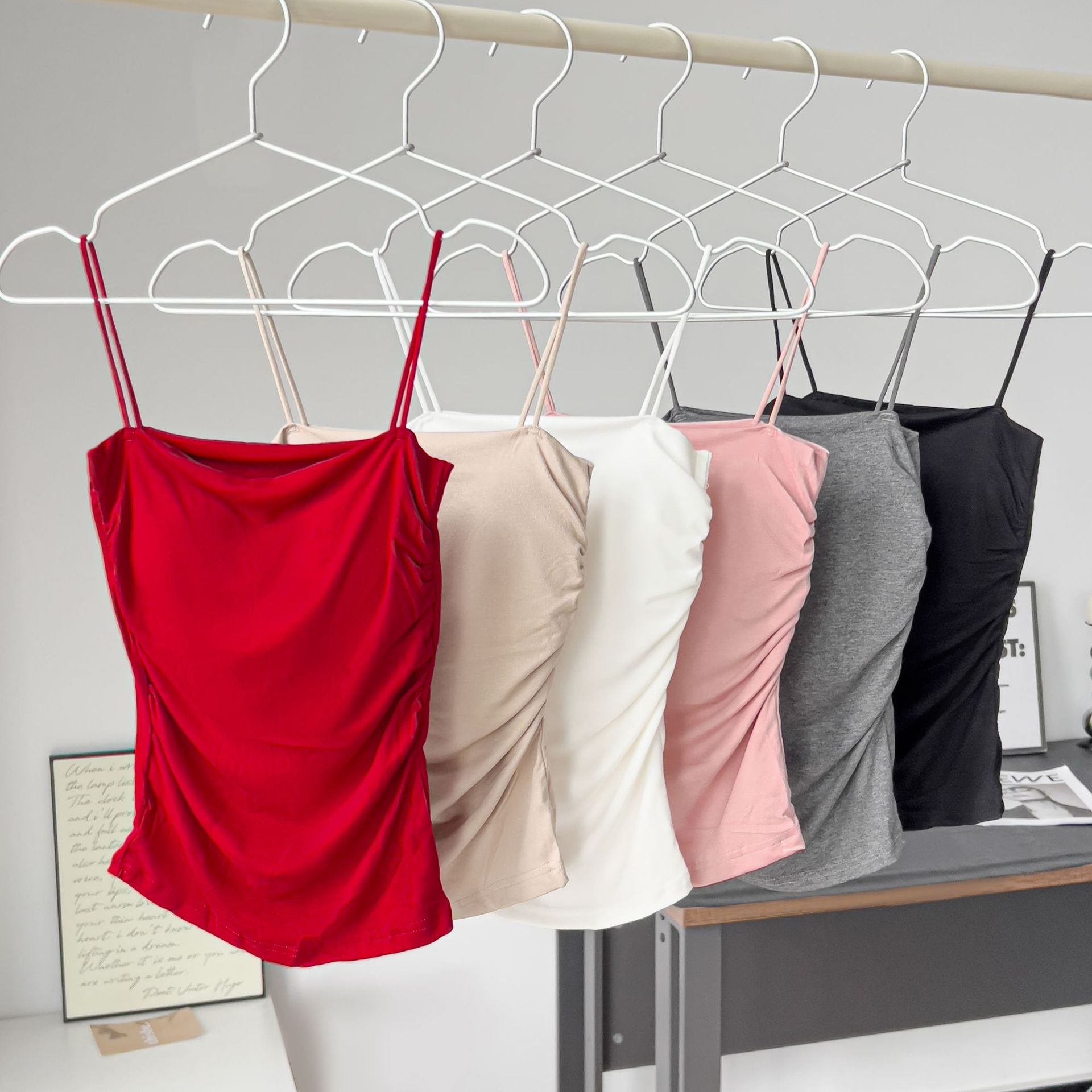 AMUSIVE女士百搭小吊带胸垫一体抹胸修身褶皱无痕打底小背心外穿款细肩带设计详情1