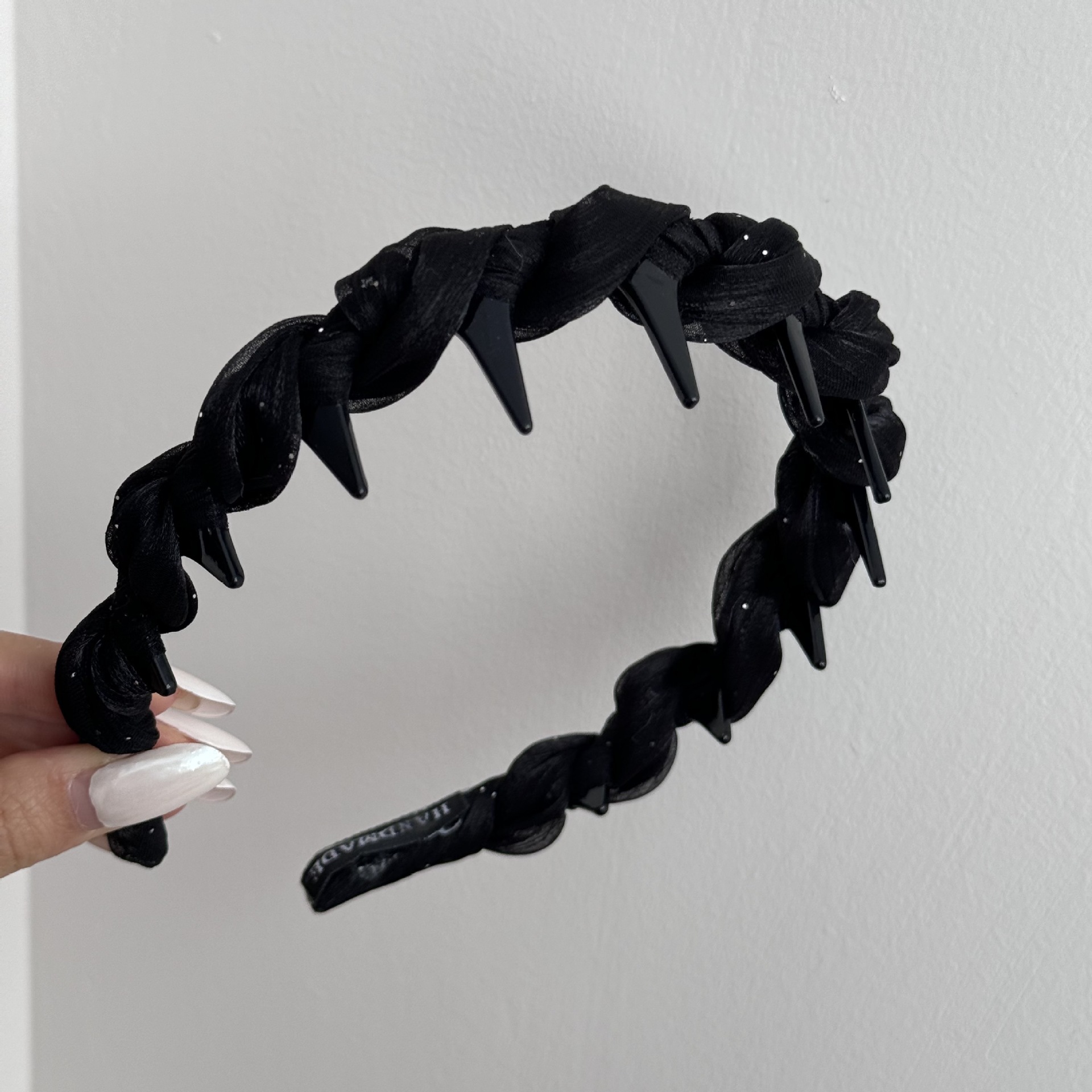 The new 2025 style of the elegant chanel-style pearlescent gauze hair band for women is a versatile and high-end pressure-sensitive headband with anti-slip teeth pic 10