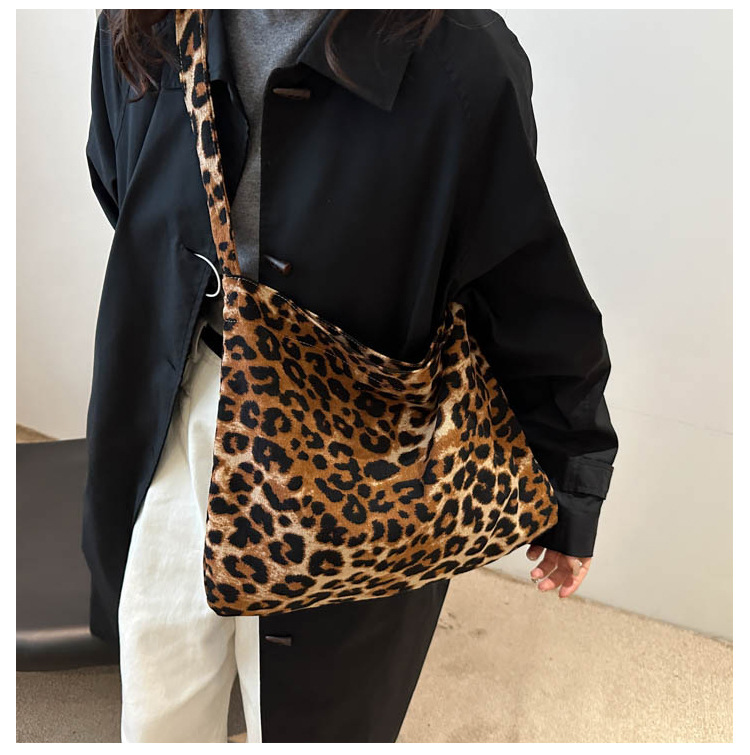 Leopard print canvas bag for women, 2024 new style, trendy Korean college style tote bag, casual large-capacity hand-held shoulder bag pic 26
