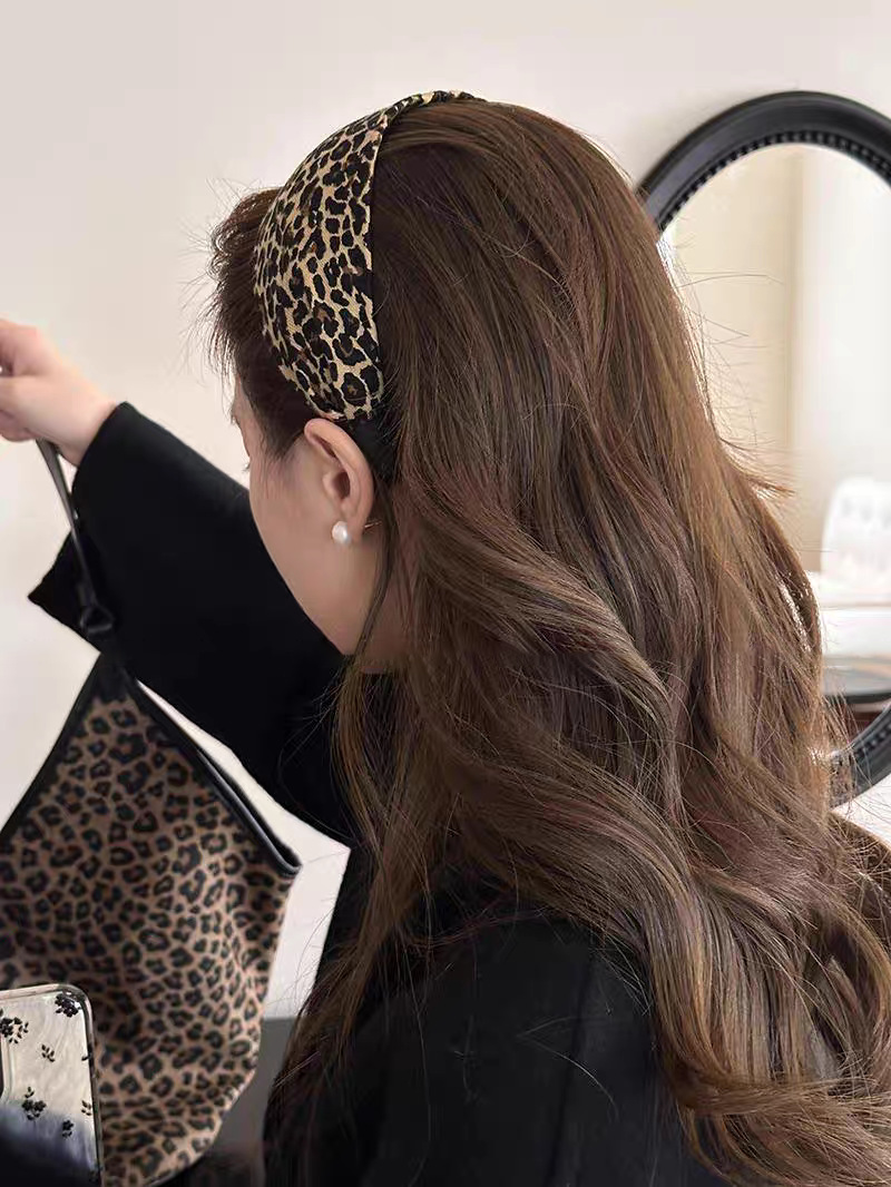Wide-brimmed leopard print headband for women, exuding a sense of sophistication and fashion. It features a high headband style with a retro pressure on the top of the head, as well as a face-washing headband accessory pic 5