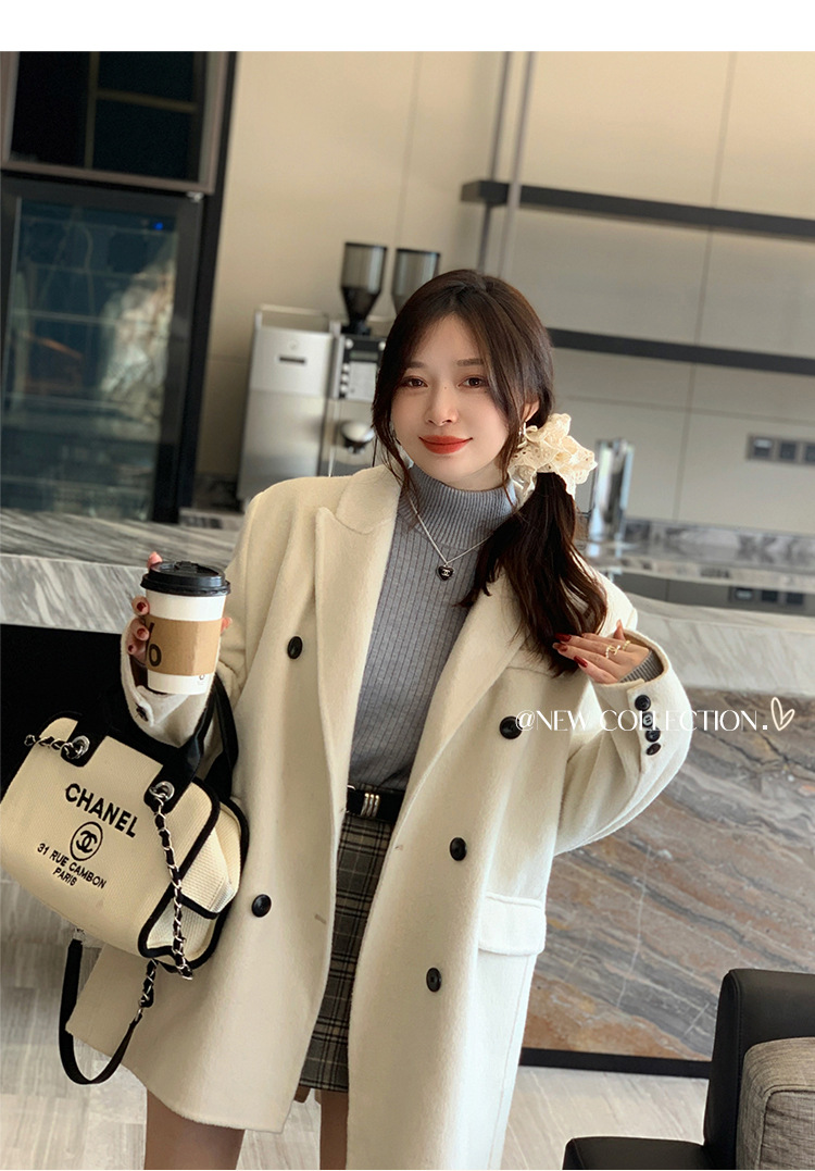 For women in winter, add a thick one-piece fleece jacket. For autumn and winter, pair it with a semi-high neck knitted base layer and a white warm top pic 18