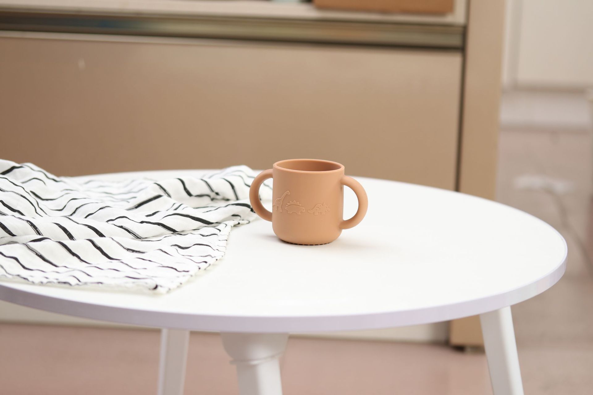 「母婴好物」宝宝防摔水杯卡通恐龙双柄水杯食品级硅胶学饮水杯详情5