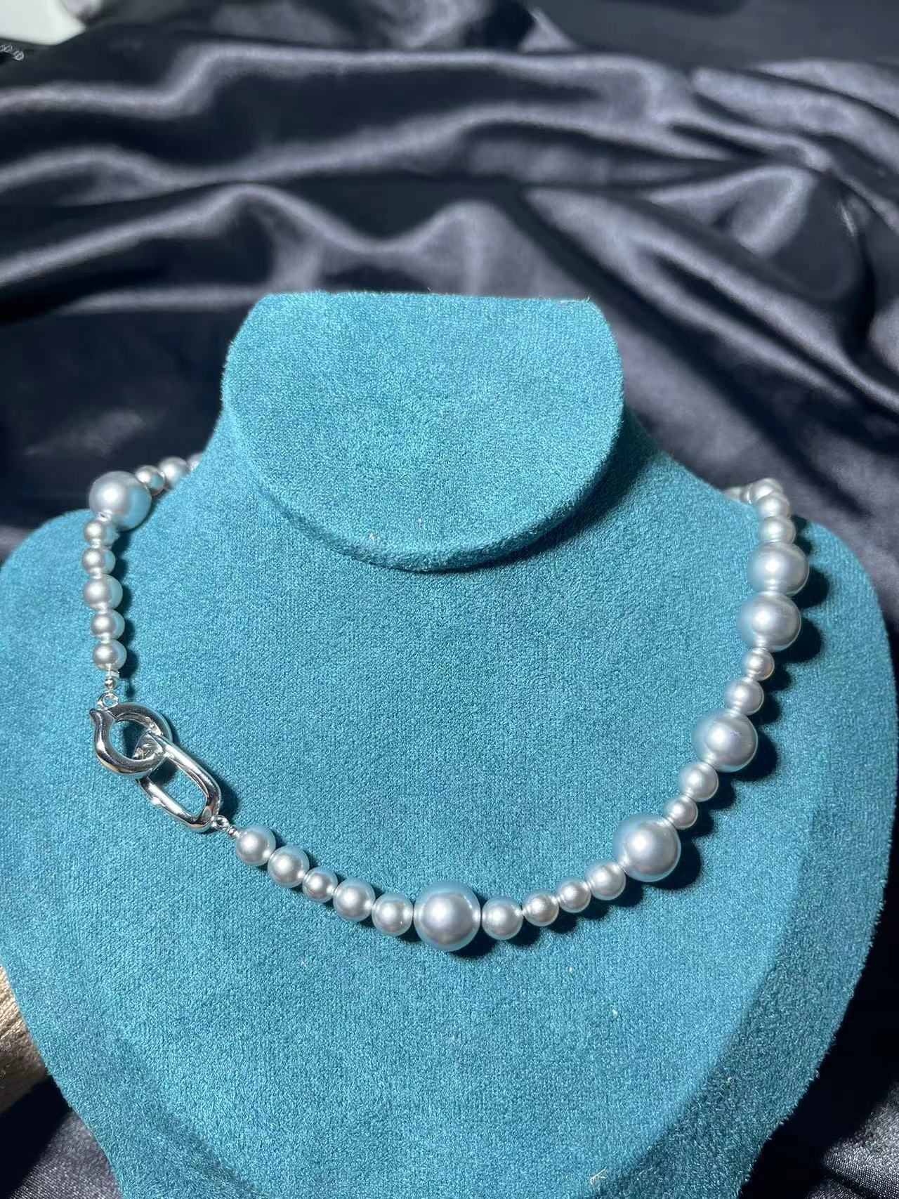 French romance is so abundant. The grey pearl necklaces come in various sizes and are versatile, elegant, trendy and fashionable in the workplace. The collarbone chain pic 4