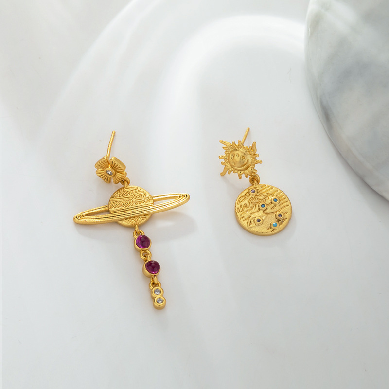 The classic Saturn pendant stud earrings from Bai Ling Accessories are versatile and personalized for women. They are the same as the light luxury full-diamond earrings worn by celebrities pic 12