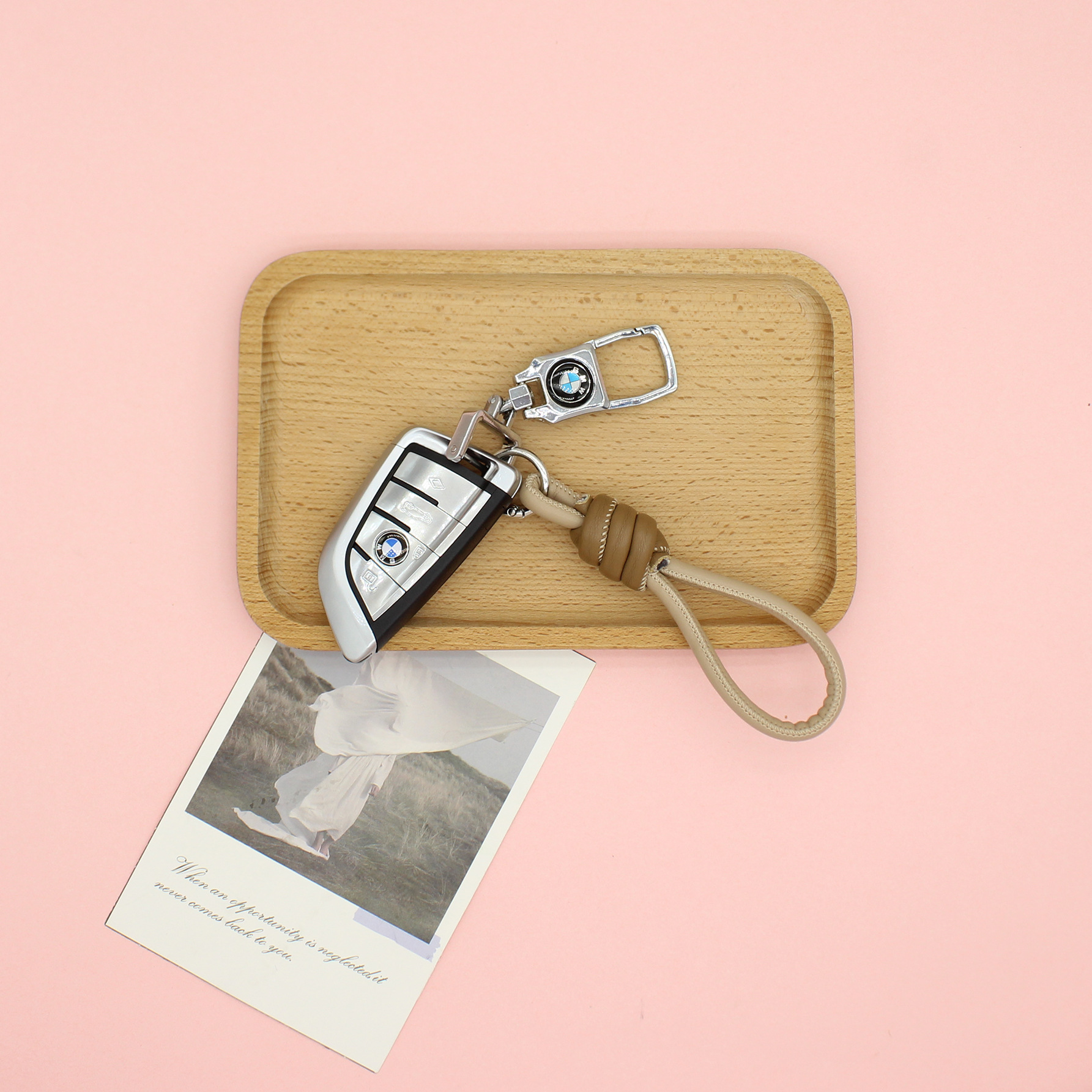 新款简约高级小红书diyPU皮质编织挂件手腕绳钥匙扣包包挂件批发详情8