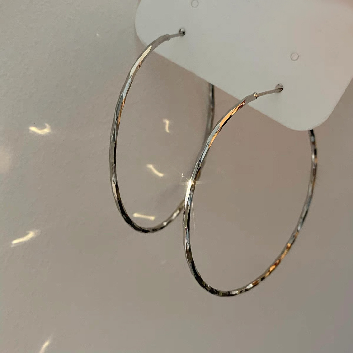 High-end wavy metal large ear rings for women, Korean style, simple and versatile, elegant stud earrings, cold style pic 7