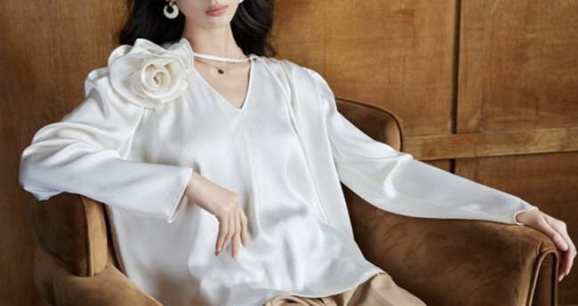 上新珍珠缎真丝光泽感泡泡肌理缎可拆卸手工立体玫瑰花宽松衬衫女详情2