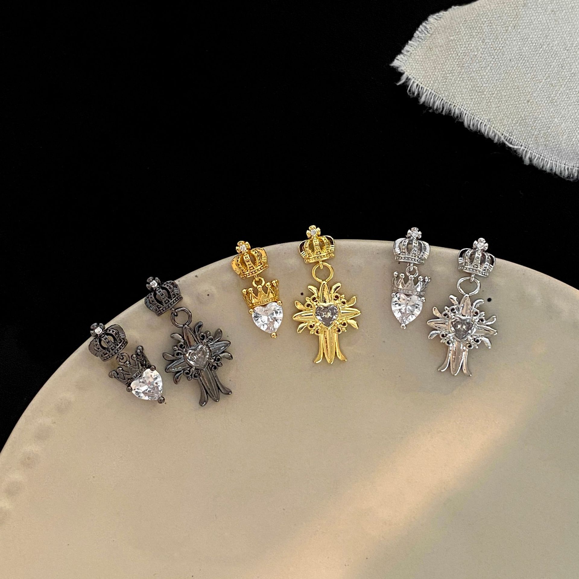 新款时尚高级设计感小众爱心心形不对称冠十字架个性甜酷风潮搭女详情1