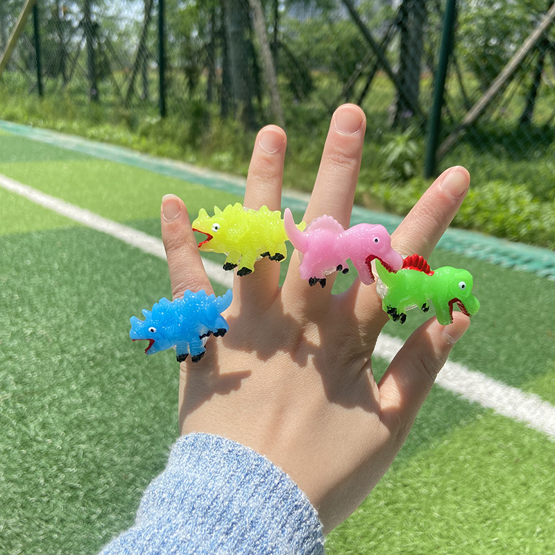 亚马逊热销树脂卡通恐龙发光戒指荧光LED手指灯儿童派对戒指套装详情14