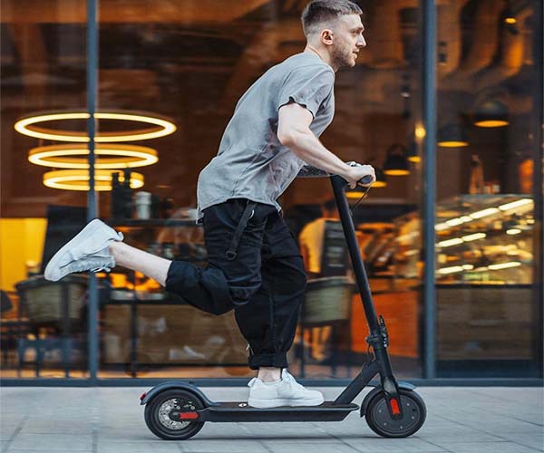 跨境锂电池便携女士代步车8.5寸带蓝牙APP折叠成人电动滑板车批发详情11