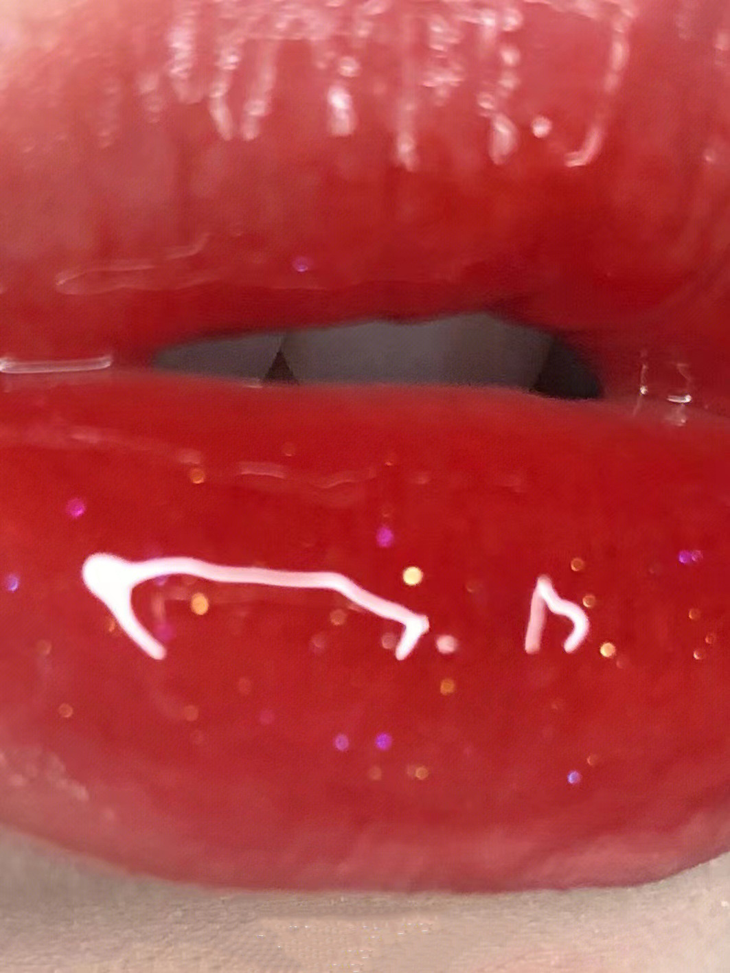 Capo Vini Cotton Candy Lip Oil moisturizes and hydrates the lips, protects them from dryness and cracking, and features a mirror-like, water-like, transparent glass that makes the lips plump pic 6
