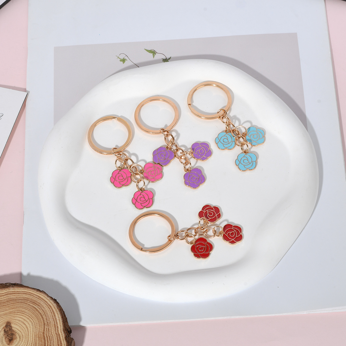 精品挂件扣上新小众多色可选节日送礼粉白蓝三朵玫瑰花工艺钥匙扣详情17