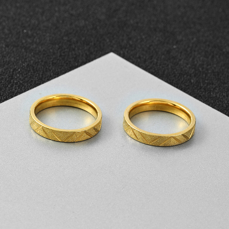 跨境不锈钢饰品 欧美简约风4mm金色磨砂批花斜纹情侣钛钢戒指厂家详情5
