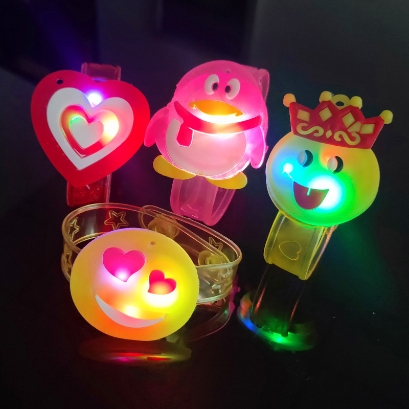 六一爆款夜市地摊电子发光小玩具儿童卡通手环创意闪光手腕手表带详情5