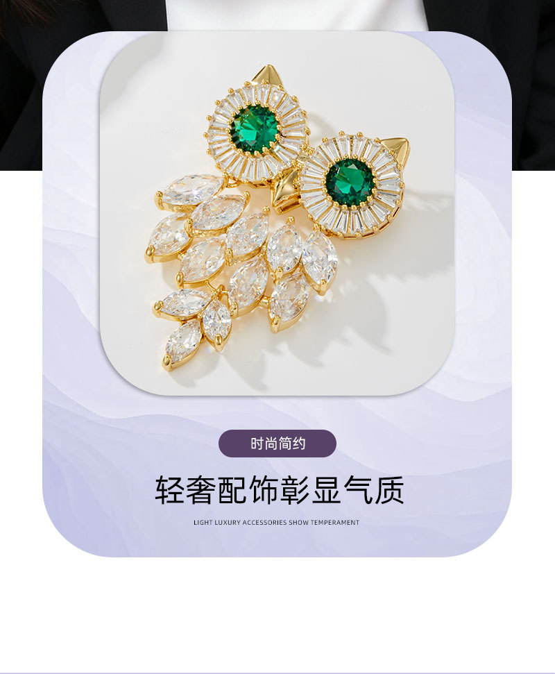 The light luxury, dynamic and high-end owl brooch is made of copper alloy, set with zircon and electroplated with real gold, making it a versatile commuter brooch pic 10