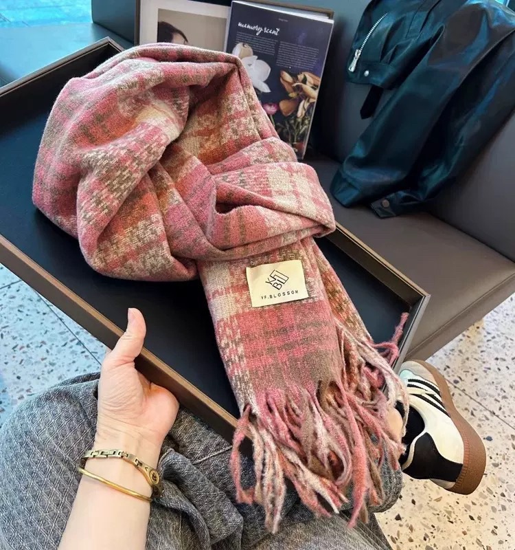 A dual-purpose scarf and shawl for both autumn and winter, with a checkered pattern, high-end couple style, Korean student atmosphere, retro tassel neck, wholesale from street stalls pic 6