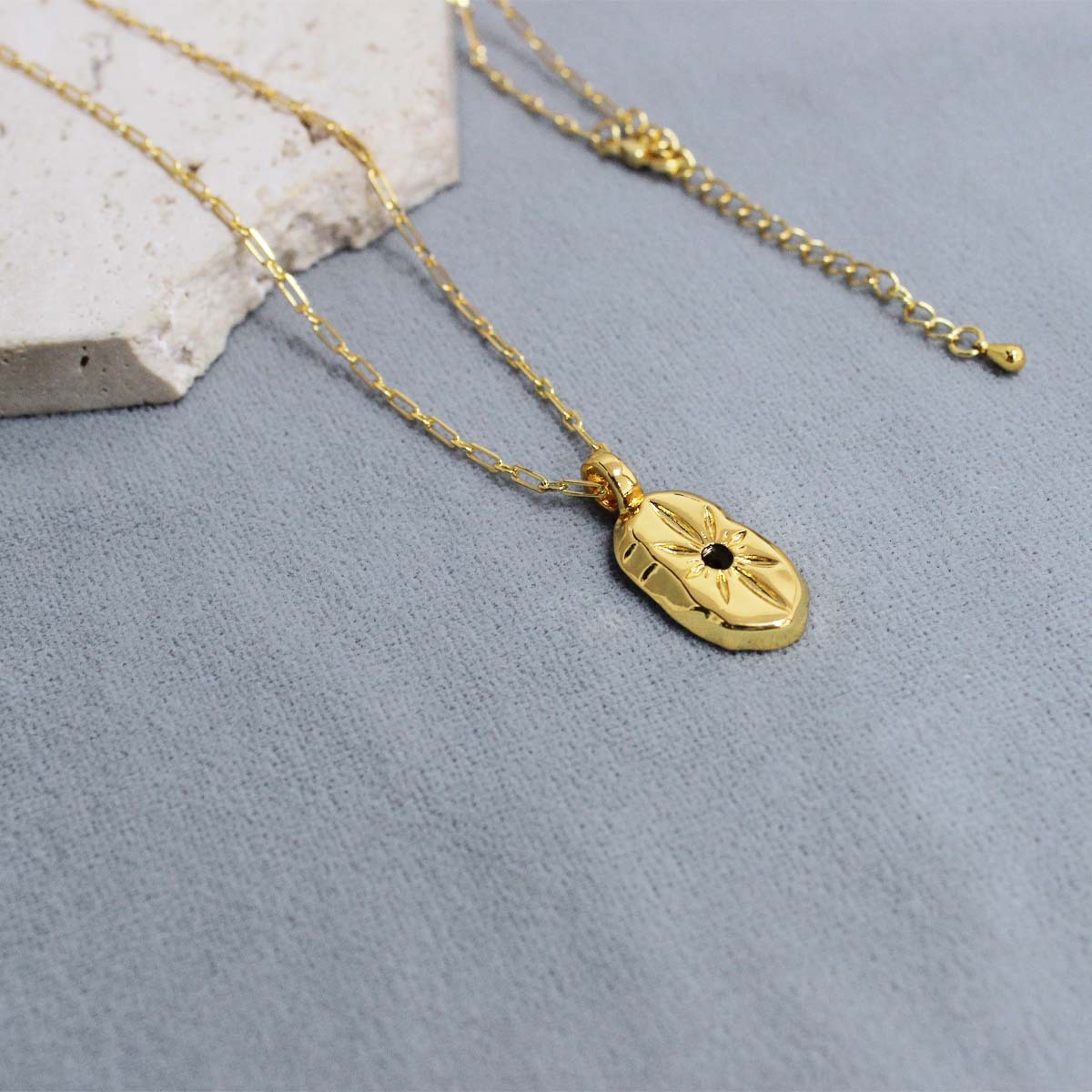 Elis*法国盾牌项链 25年早春新款小众精致高级感八芒星盾牌锁骨链详情8