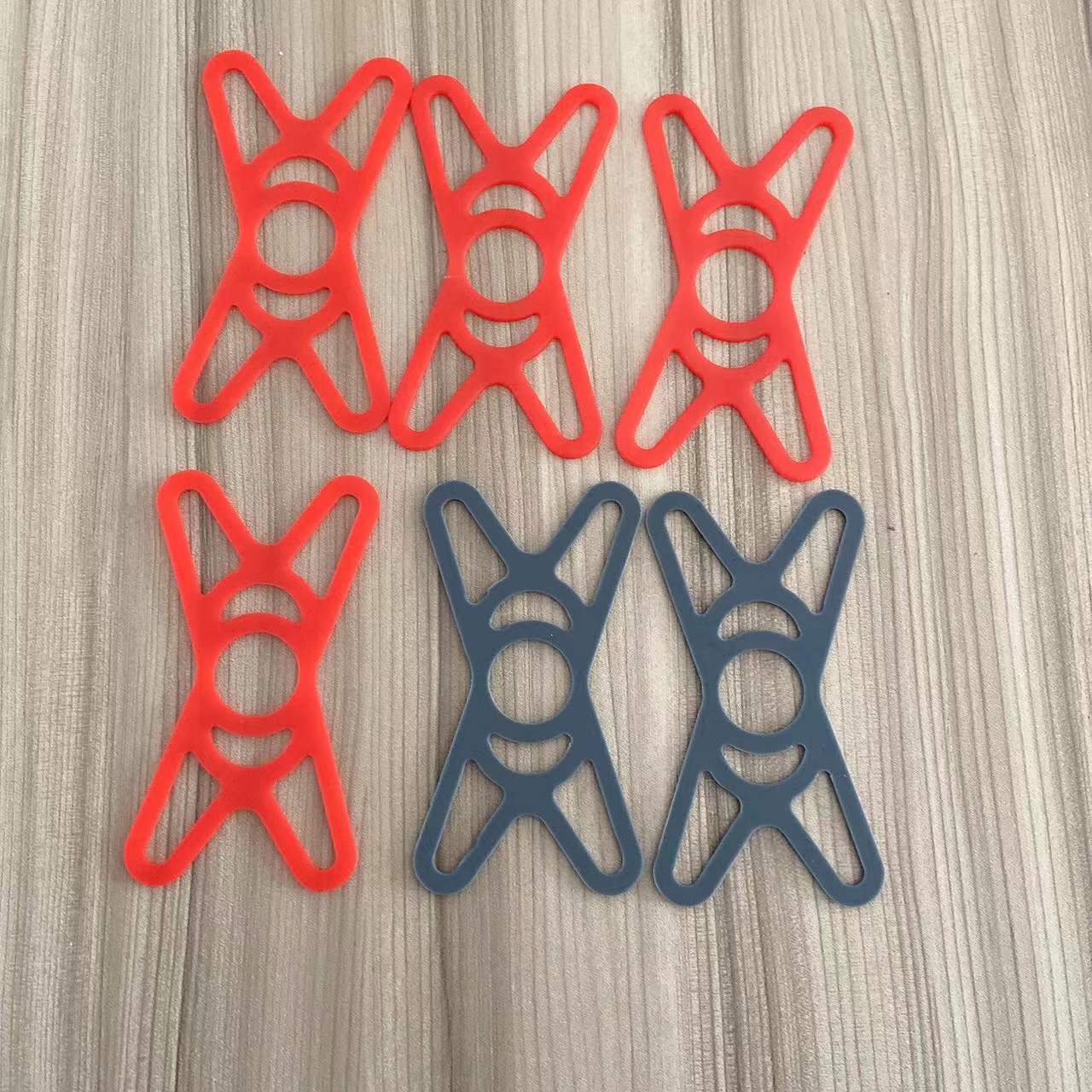 Soft silicone rubber bracket, mobile phone fixing strap, bicycle binding, mobile phone accessory, grid silicone rubber sleeve, car bracket pic 4