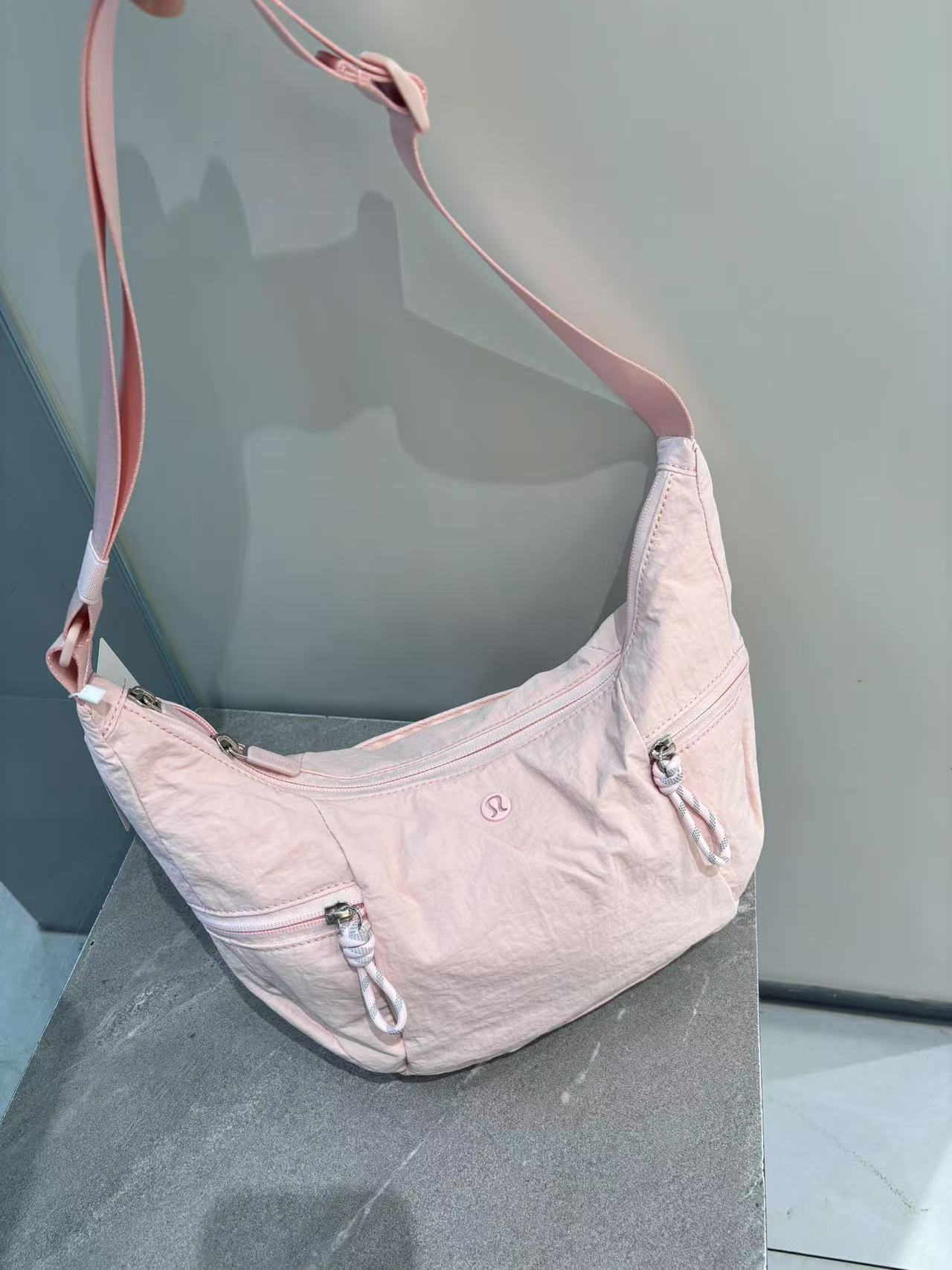 lululemon包大容量休闲百搭13L牛角包月牙包小众女士单肩斜挎包详情47