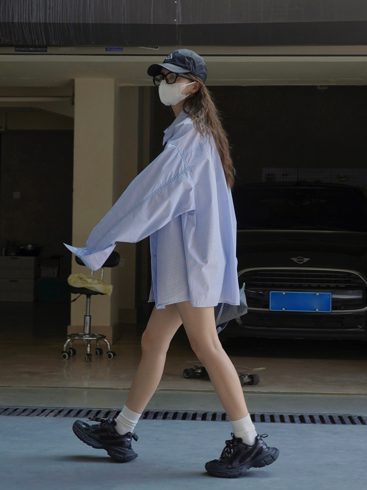 The new summer Japanese-style casual shirt with a large silhouette and blue and white checkered pattern from Louvre is skin-friendly and comfortable for women pic 16